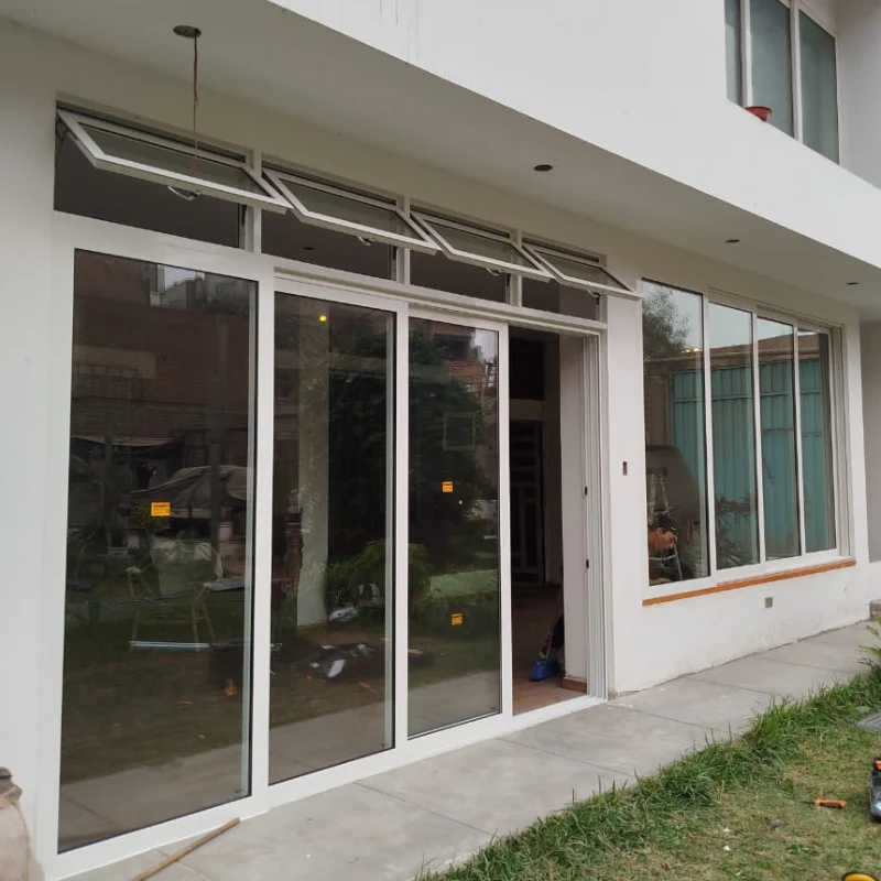 ventana proyectante y mamparas en Lima